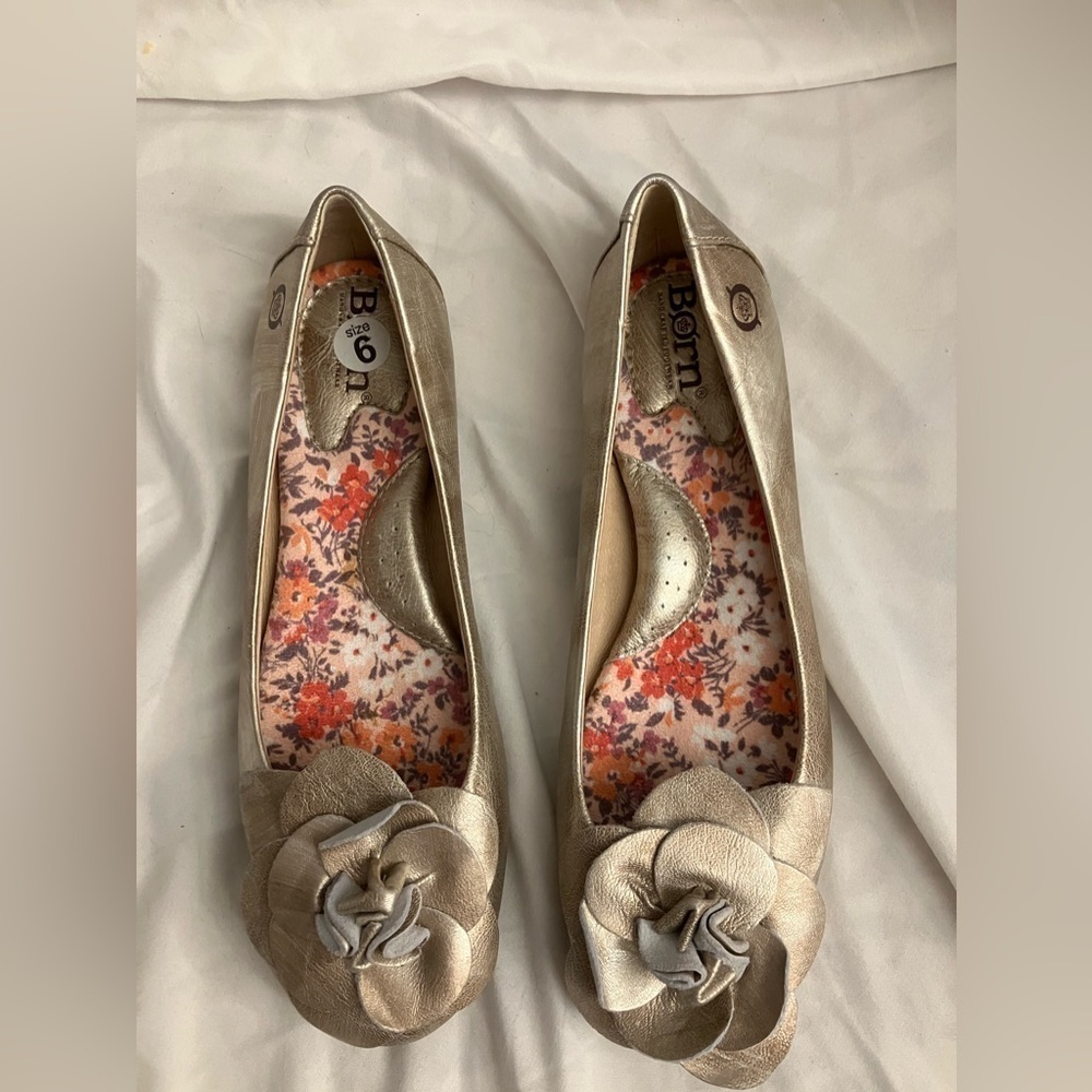 Born Leather Flats With Flower Metallic Arch Support Gold Size 6 - Picture 5 of 8